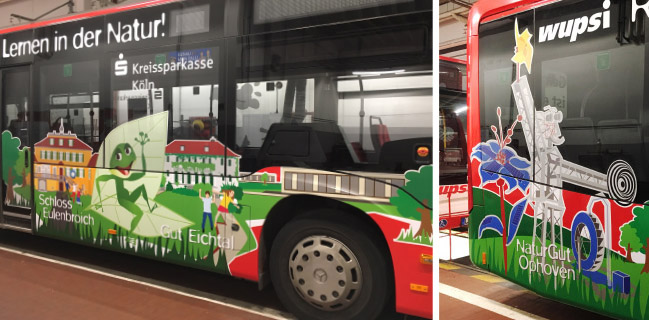 Im Foto ist der mit Illustrationen und Logos beklebte Bus zu sehen