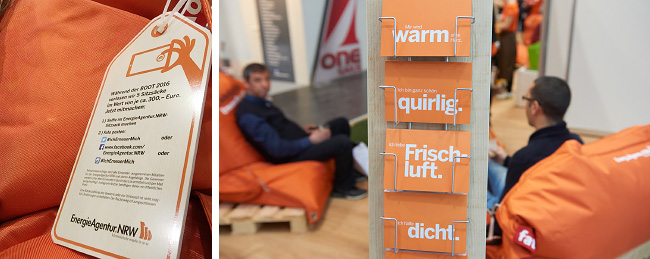 Sitzsäcke und Postkarten in Orange inklusive Erläuterung eines Gewinnspiels für einen Sitzsack