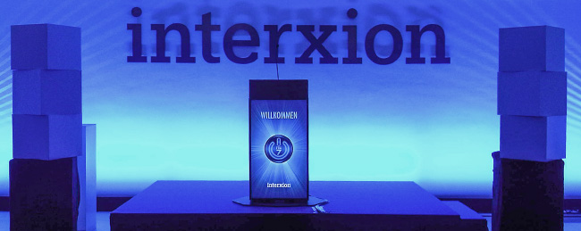 Eventstand in blauem Licht von interxion